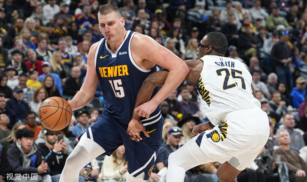 虽然她在公 虽然她在公