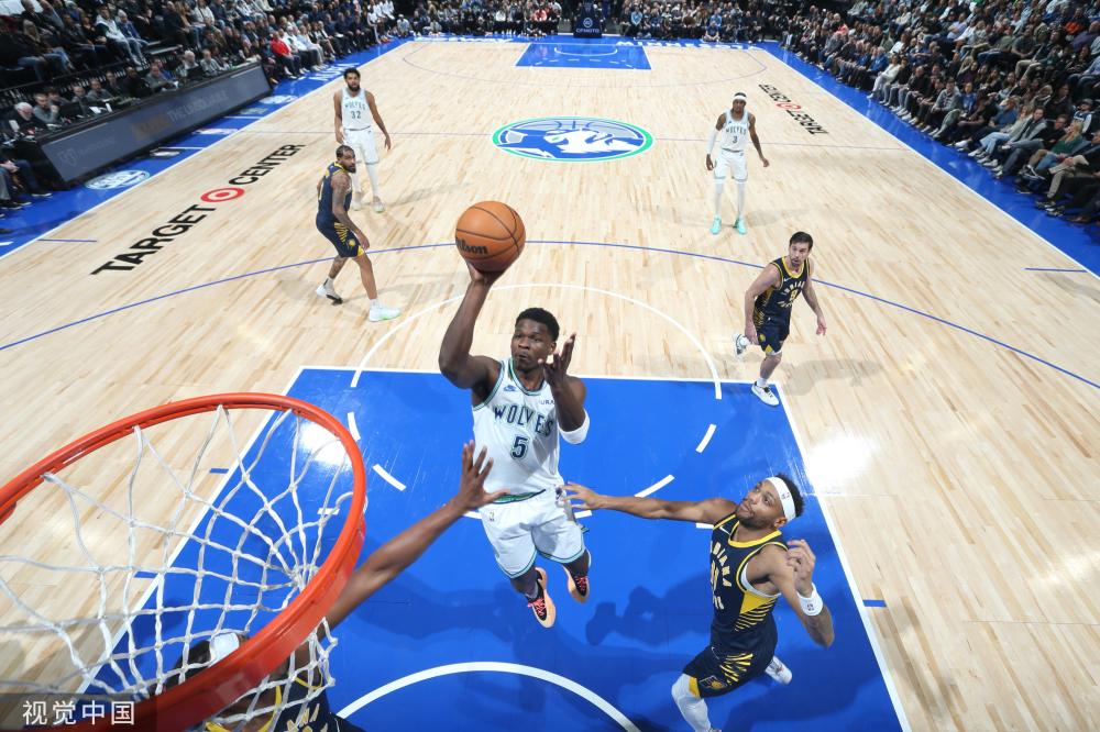 他着重于球 他着重于球